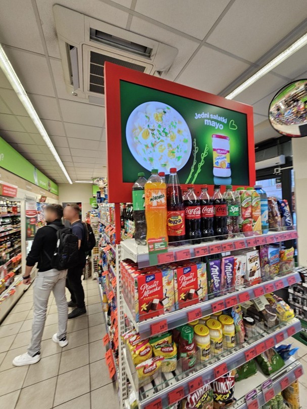 klienci robią zakupy w Żabce