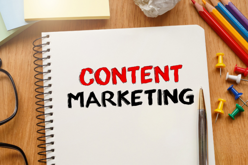 Kolorowy napis Content Marketing w notatniku