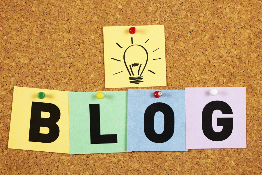 Kolorowe kartki z literami ułożonymi w słowo „blog”