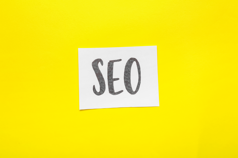 Napis SEO na żółtym tle