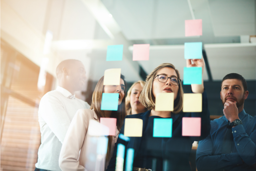 Grupa osób pracuje nad strategią content marketingową