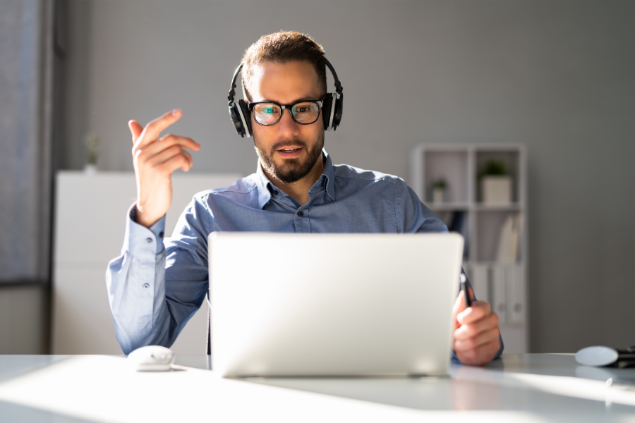 Mężczyzna w słuchawkach bierze udział w webinarze