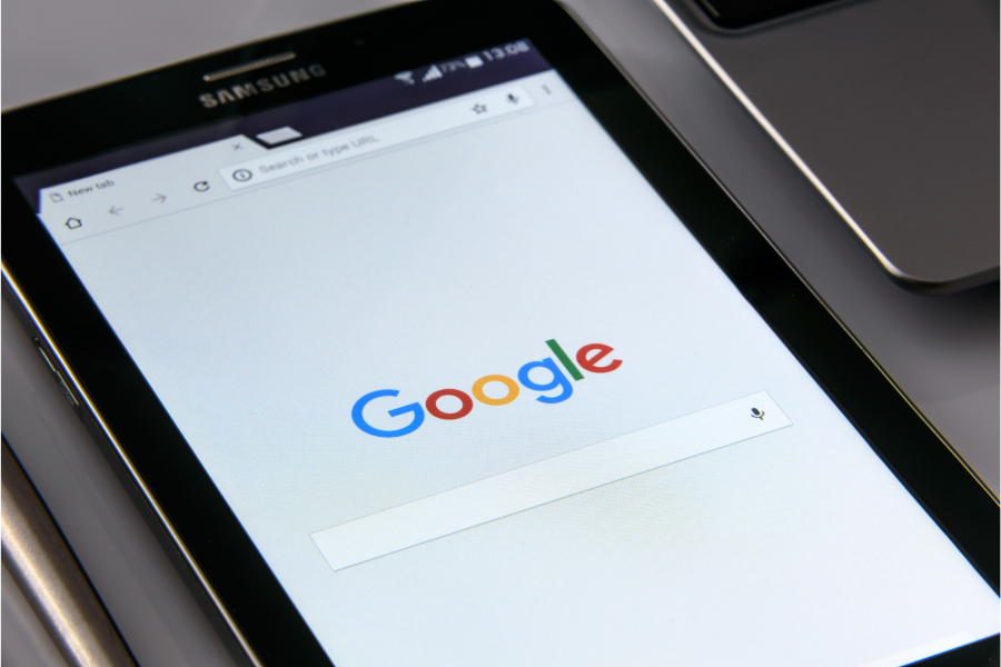 Widok wyszukiwarki Google na tablecie.