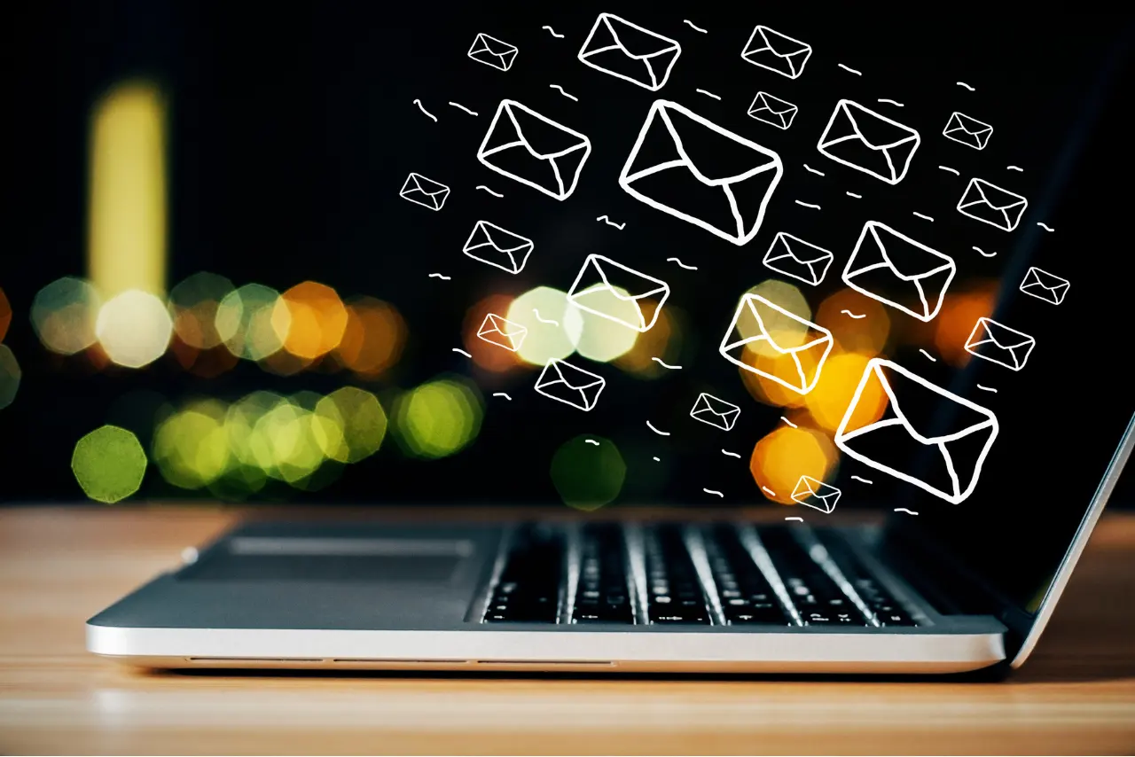 Otwarty laptop z białymi ikonami wiadomości e-mail