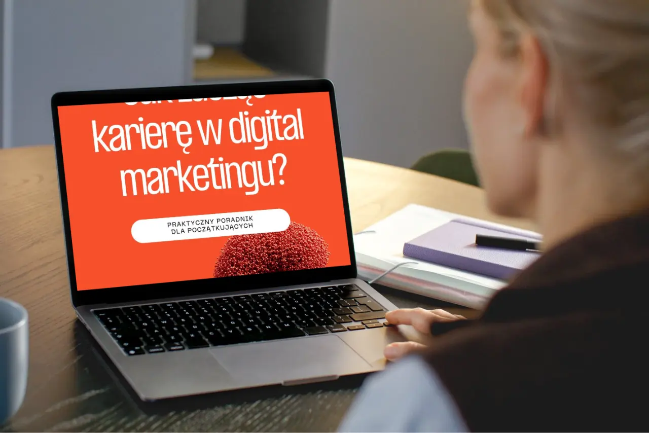 kobieta przegląda e-book o rozpoczęciu kariery w digitalu, który przygotowała agencja Sales&More