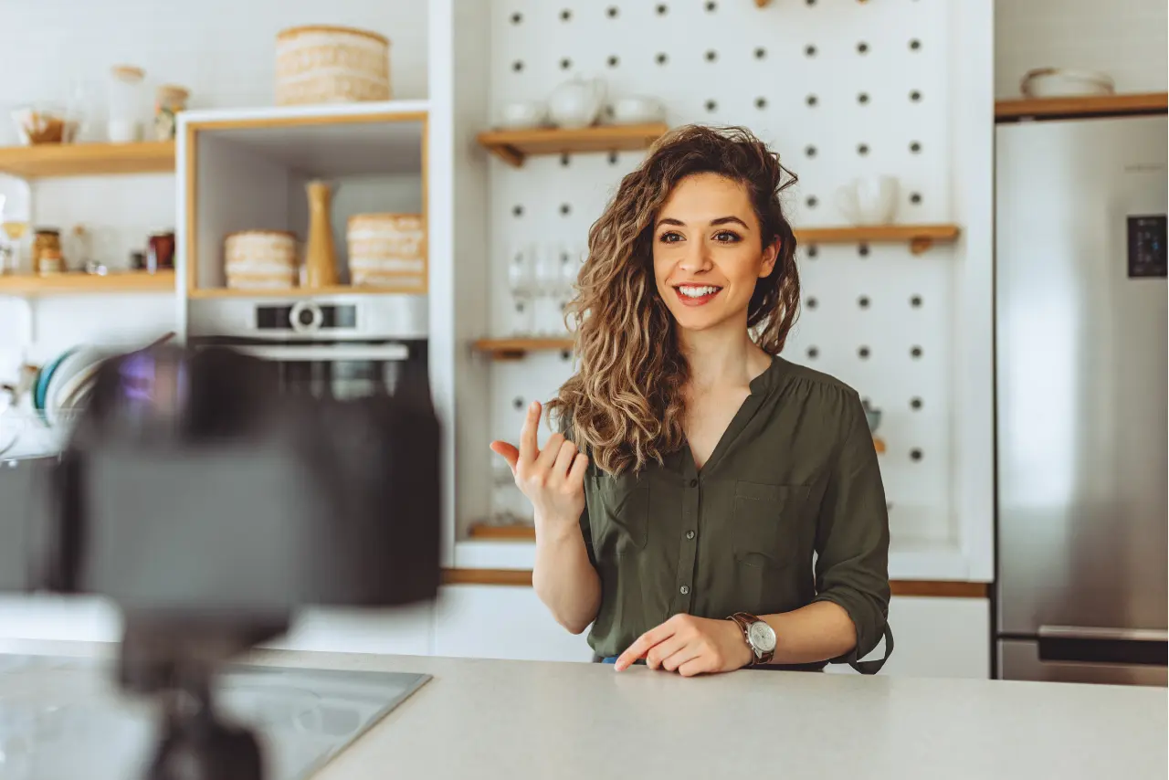 młoda kobieta nagrywa filmik ponieważ zajmuje się influencer marketingiem