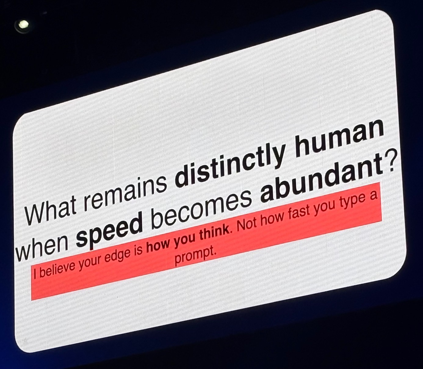 Zdjęcie slajdu z wystąpienia na Web Summit 2025