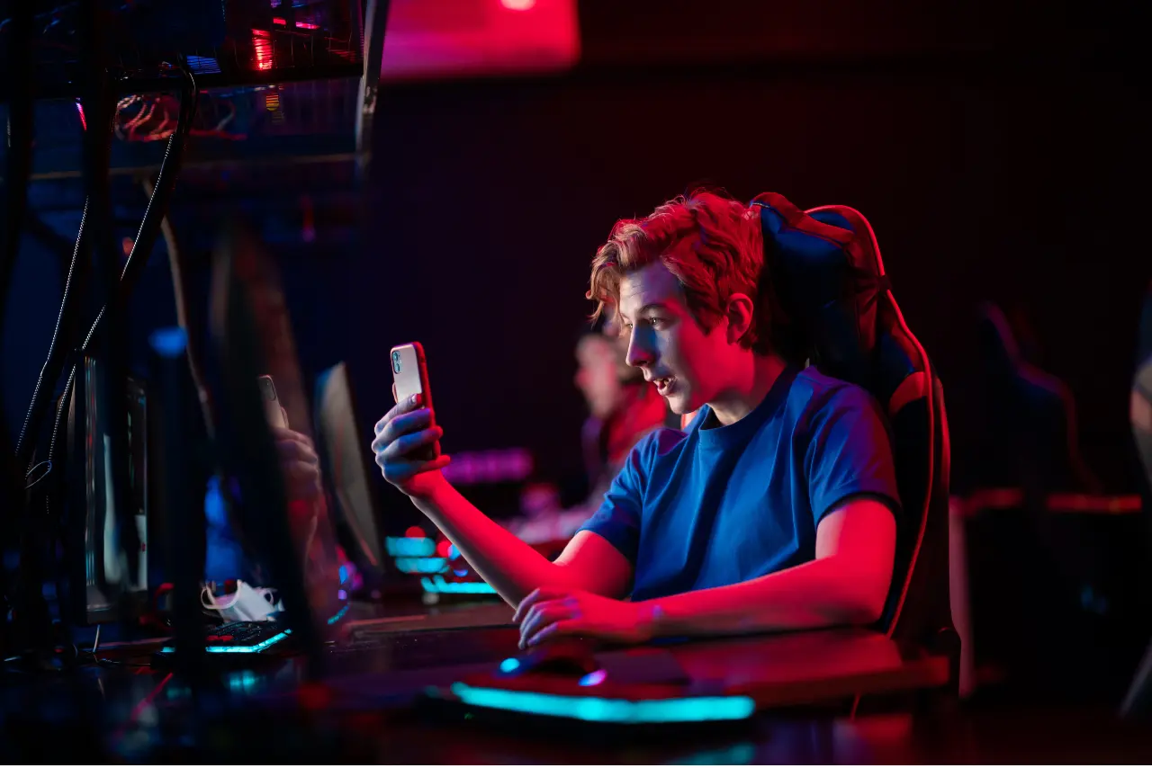 Gracz sprawdza platormę Twich, która została wykorzystana w działaniach marketingowych dla agencji Sales&More