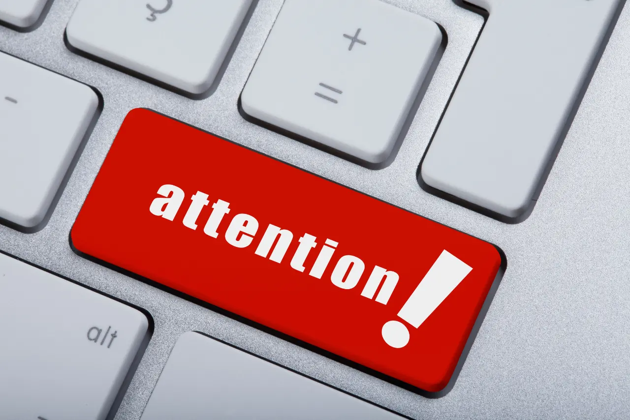 napis ATTENTION symbolizujący ważny wskaźnik uwagi odbiorcó reklam