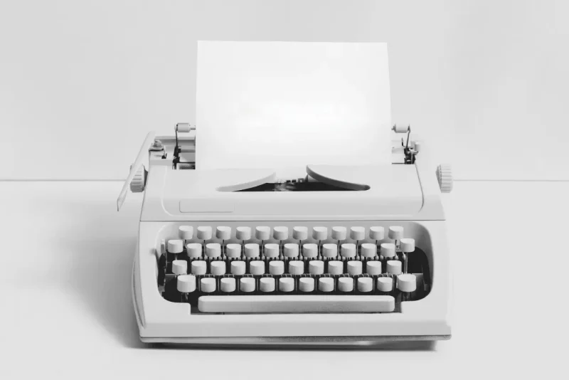 maszyna do pisania symbolizująca pustą kartkę, którą można wypełnić artykułem napisanym prostym językiem