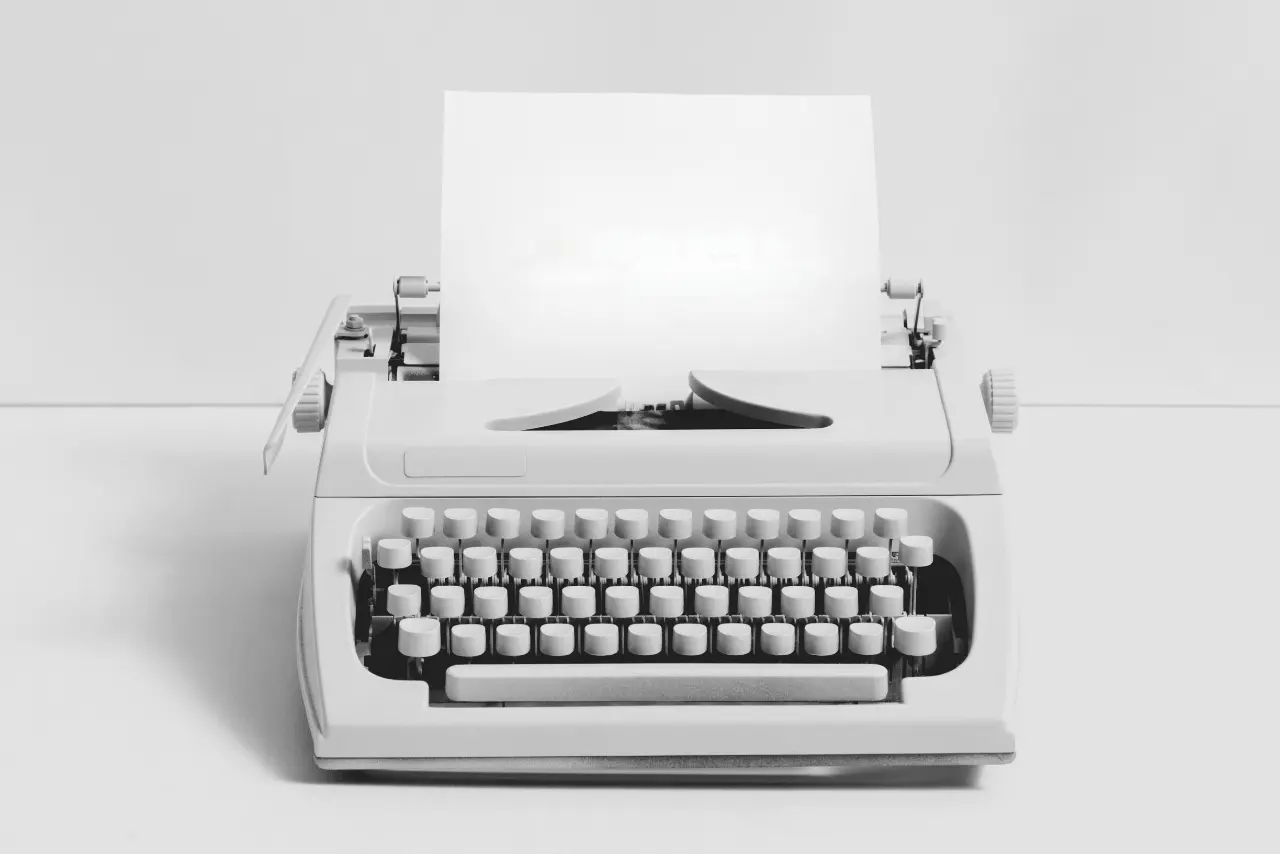 maszyna do pisania symbolizująca pustą kartkę, którą można wypełnić artykułem napisanym prostym językiem