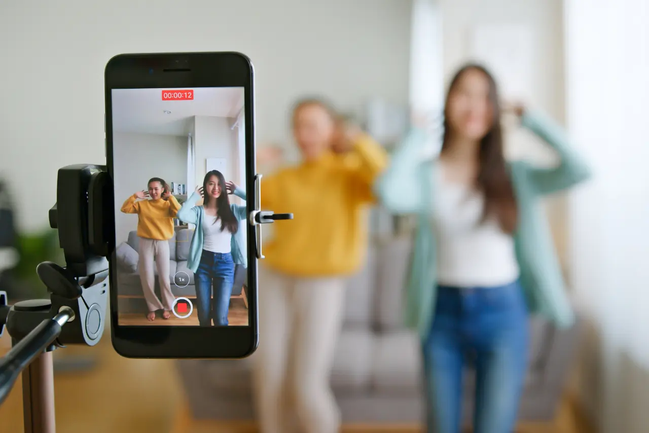 influencerki nagrywają film na TikToka zgodnego z trendami