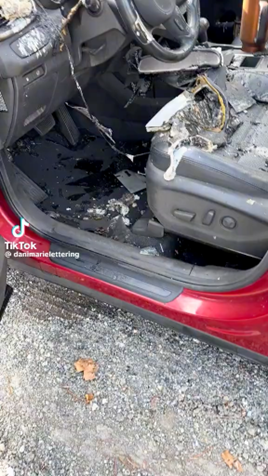 screen z TikToka - auto po pożarze, w którym ocalał kubek Stanley