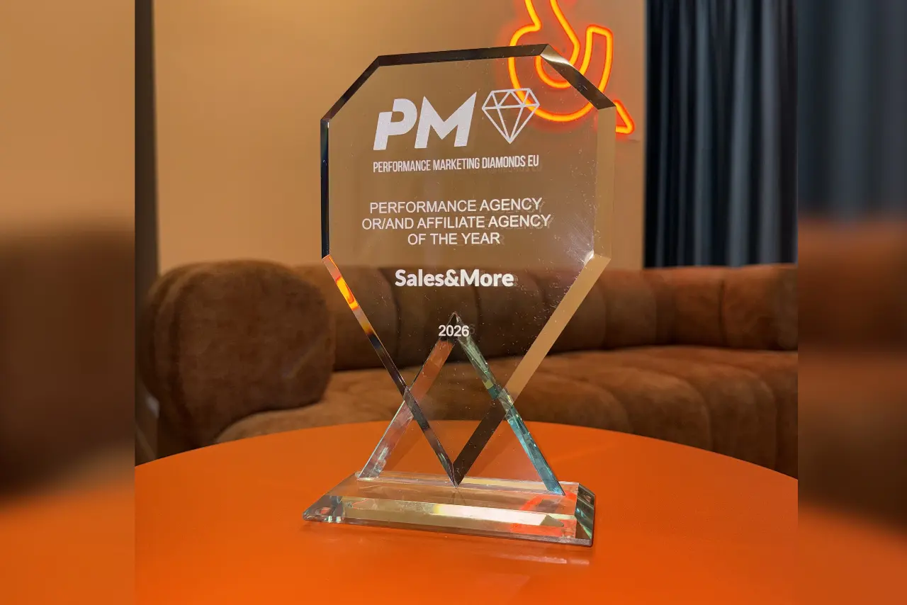 Nagroda Performance Agency of the Year 2026 dla Sales&More zaprezentowana w biurze agencji