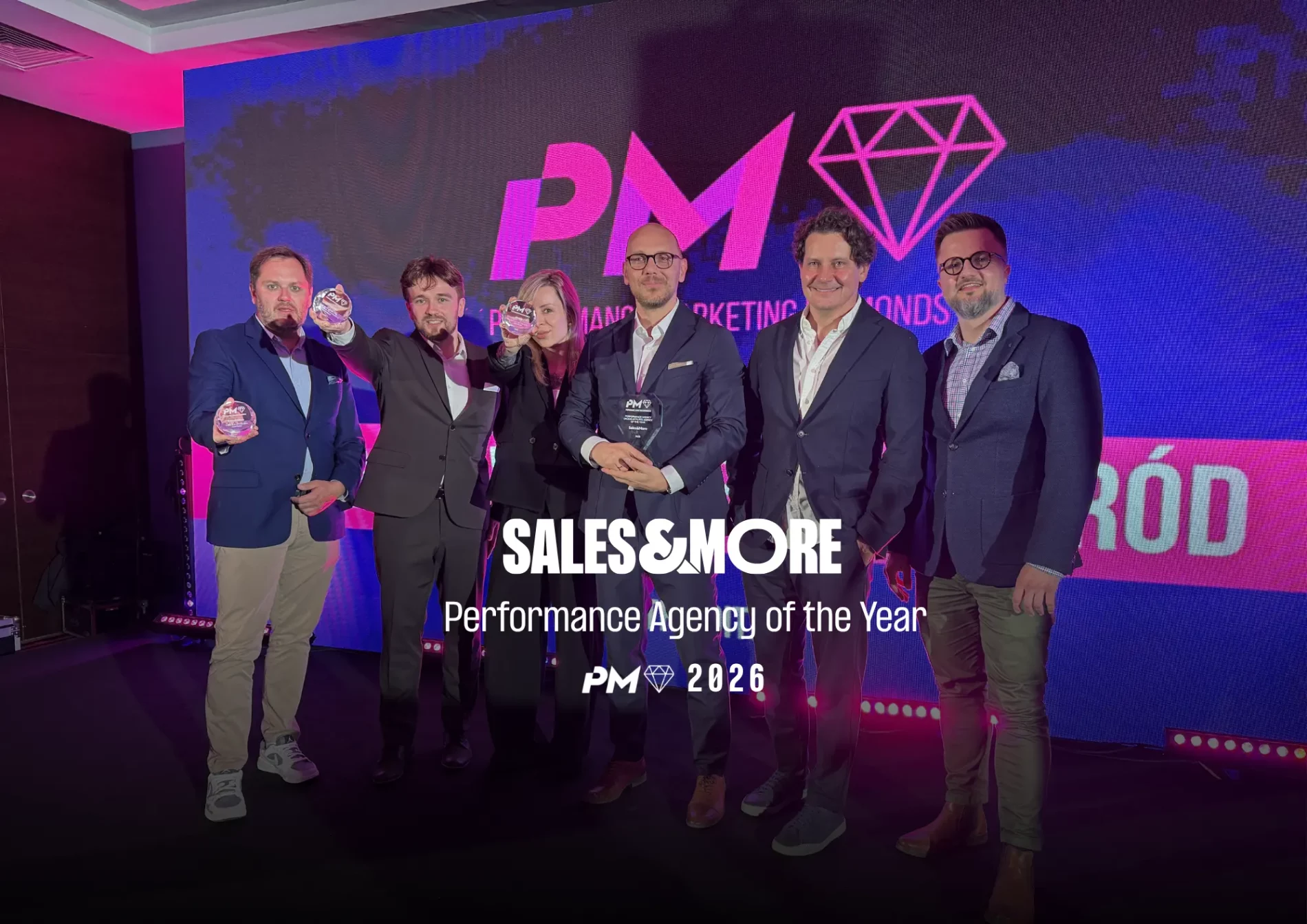 Przedstawiciele agencji Sales&More z nagrodami na gali Performance Marketing Diamonds, w tym dla najlepszej agencji roku
