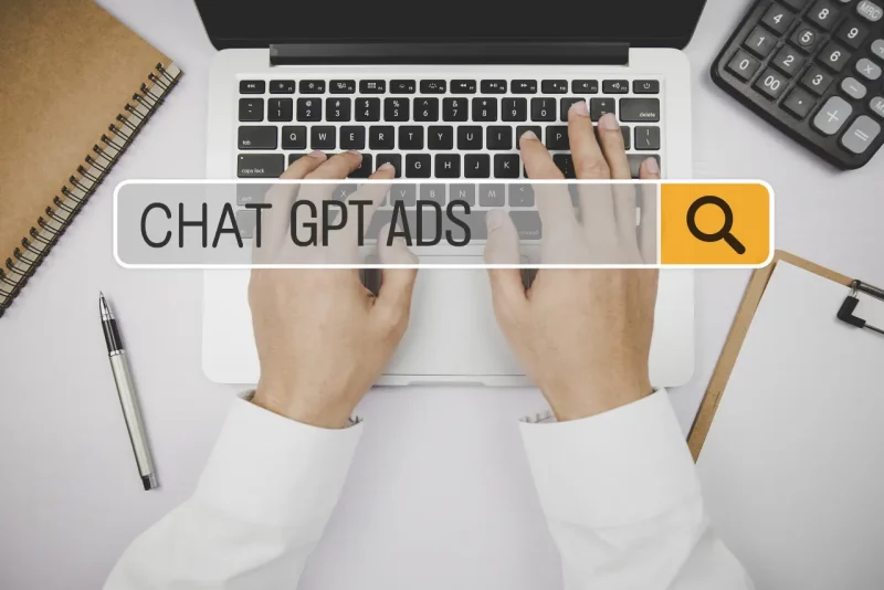 Pasek wyszukiwania z hasłem CHAT GPT ADS na tle klawiatury