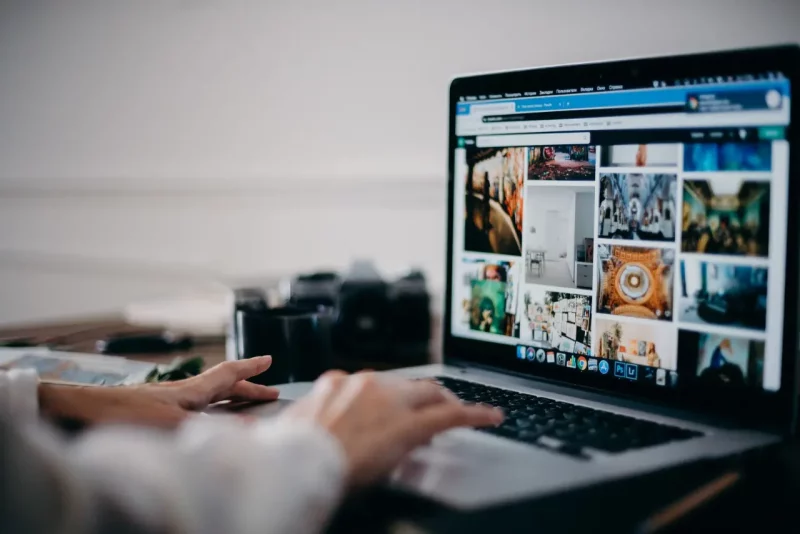 Ekran laptopa z siatką zdjęć ilustrujący kampanie programmatic i banerowe
